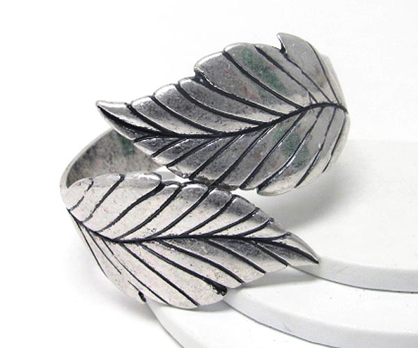 Metal leaf shape hinge bangle