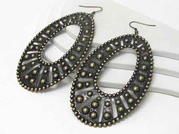 Metal stud oval earring