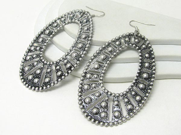 Metal stud oval earring