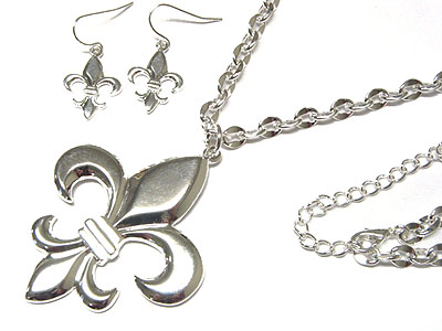 Vintage style fleur de lis necklace and earring set