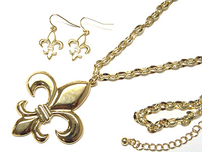 Vintage style fleur de lis necklace and earring set