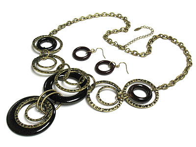 Multi size metal and acryl ring link chain necklace set