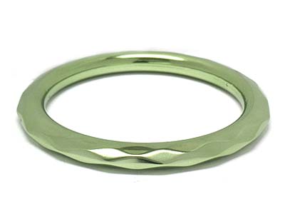 Facet cut pattern one color simple bangle 