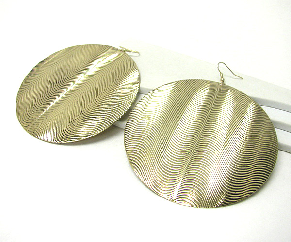 Waved pattern large metal disk earring