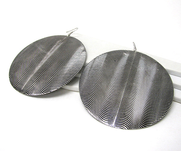 Waved pattern large metal disk earring