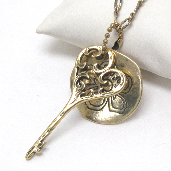 Vintage style metal filigree key and flower deco metal disk pendant necklace