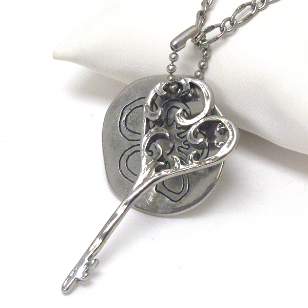 Vintage style metal filigree key and flower deco metal disk pendant necklace