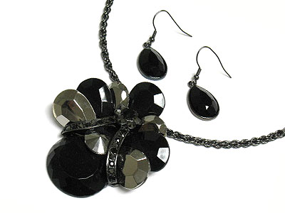 Crystal and facet glass stone clustered medal necklace and earring set