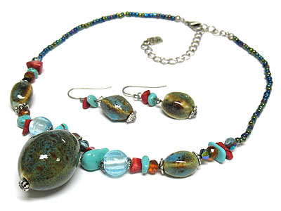 Figurine round ball and natural beads necklace and earring set