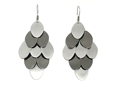 Multi metal dangling disk and scale shape earring