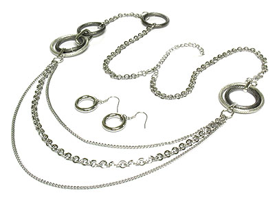 Three row metal chain and ring link necklace set