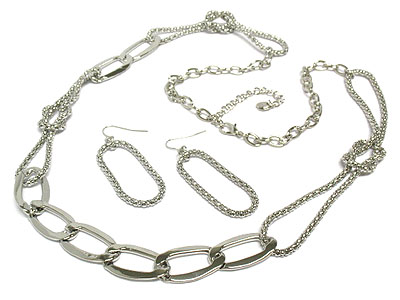 Meshed metal hoop and link necklace