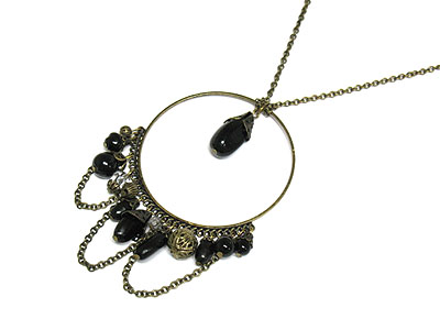 Beads and chain hangling round pendant necklace