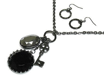 Big round expoxy stone and key dangle necklace and earring set