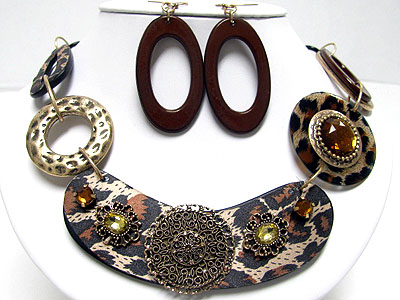 Animal pattern disk and metal filigree link necklace set