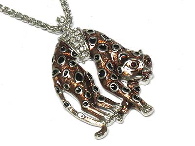 Crystal stud detailed leopard pendant necklace 