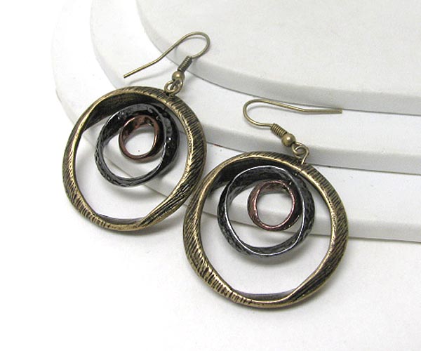 Twisted metal triple circle link earring