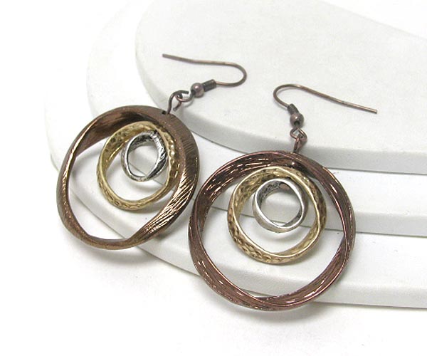 Twisted metal triple circle link earring