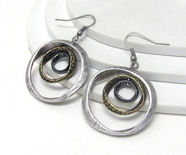 Twisted metal triple circle link earring