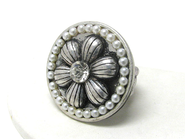 Crystal and pearl deco round flower stretch ring