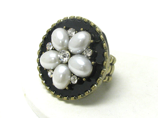 Crystal and pearl deco round flower stretch ring