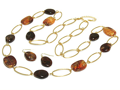 Natural look acrylic bead and metal oval ring link necklace set