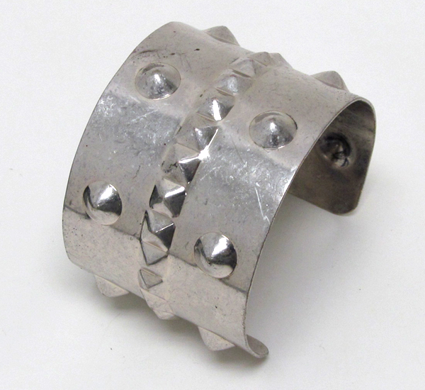 Metal round spikes pattern with spike square line hinge bangle