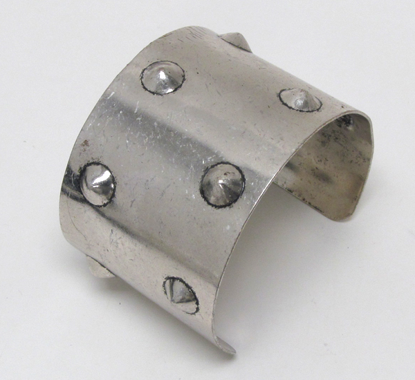 Metal round spikes pattern line hinge bangle