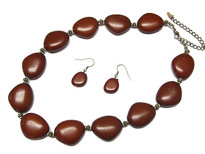 Polished stone beads necklace and earring set