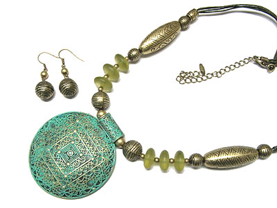 Burnish filigree round metal pendant and earring set