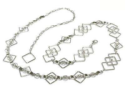 Crystal and lozenge pattern metal chain belt