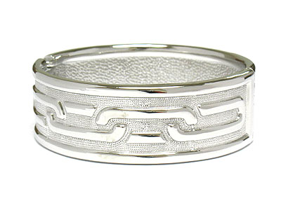 Chain pattern inscribed metal hinge bangle