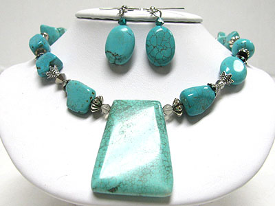 Turquoise stone pendant necklace set