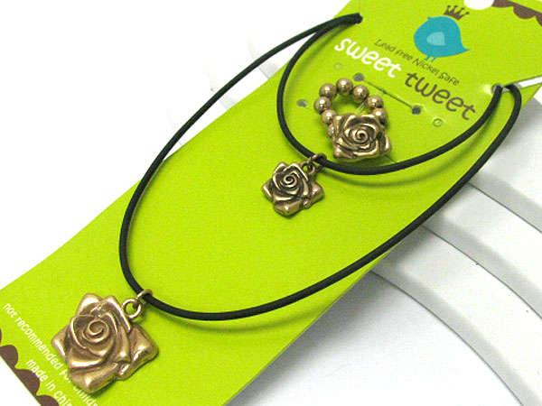 Double layer metal flower pendant necklace and stretch ring set