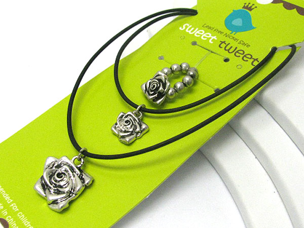 Double layer metal flower pendant necklace and stretch ring set