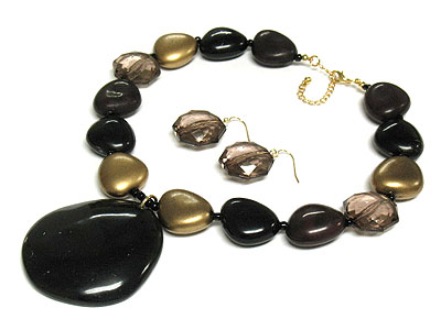 Uneven acrylic disk and bead necklace set