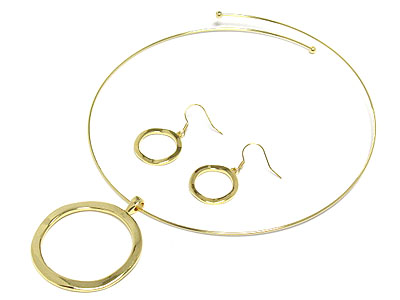 Metal round pendant and coiled choker and earring set