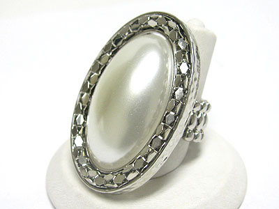 Glass oval pearl metal stretch ring