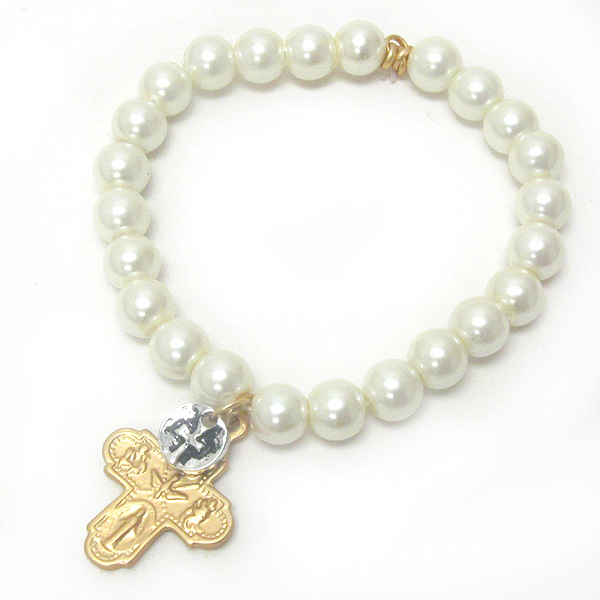 Metal cross charm and pearl stretch bracelet