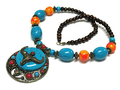 Ethnic style moose on large synthtic turquoise and metal necklace set