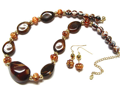 Natural material animal print beads link necklace and earring set