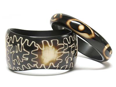 Abstract pattern carved two bangle set