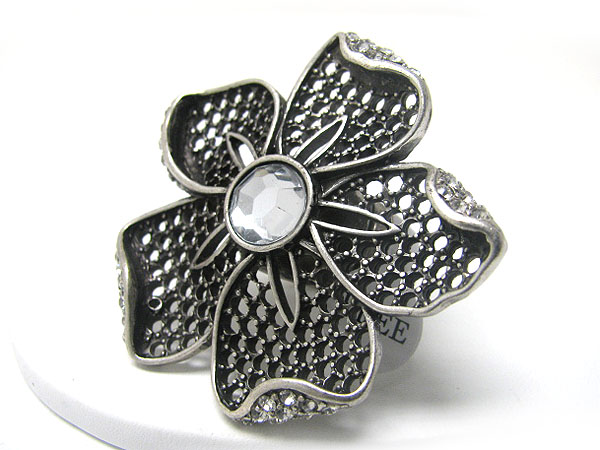 Crystal edge large metal flower strethc ring