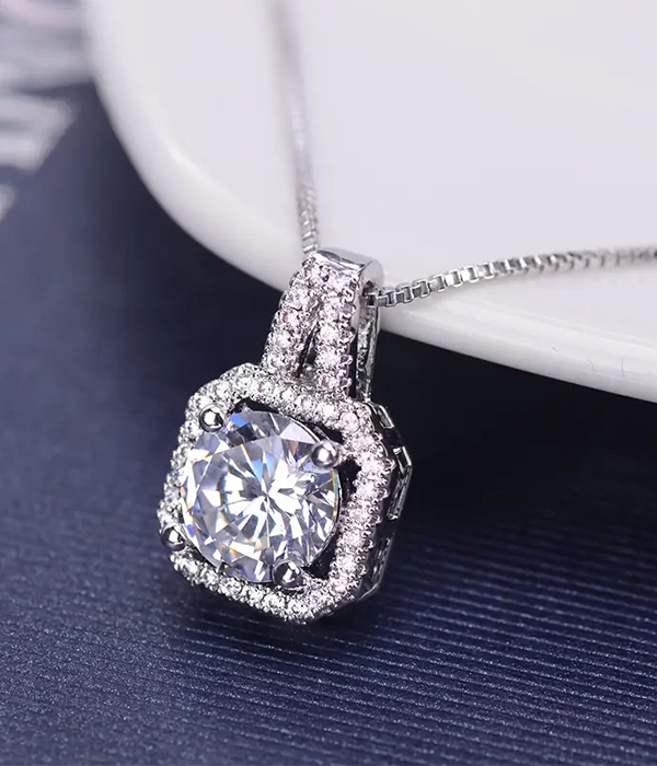 Crystal pendant necklace