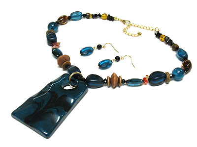 Large regin pendant and wood and acryl beads necklace and earring set