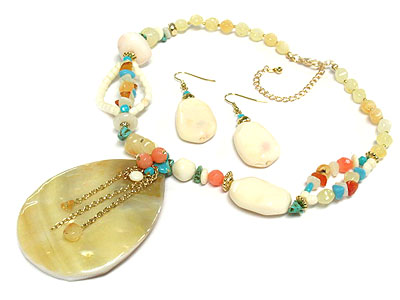 Pastel tone spring color crystal edged acryl heart necklace - semi pre3cious stone chips