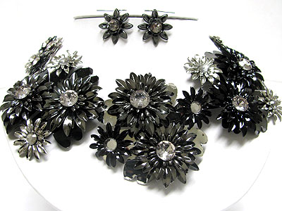 Metal and glass chunky flower link necklace