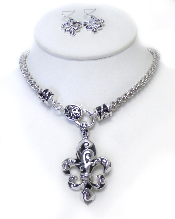 Fleur de lis puffy metal necklace set