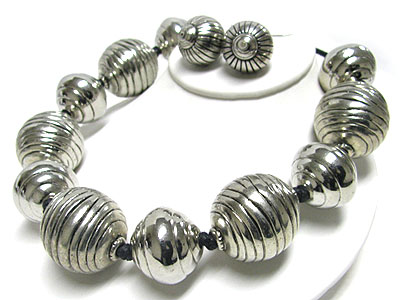 Chunky and bulky textured metal ball necklace set