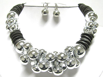 Multi metal ball cluster and disk link necklace set